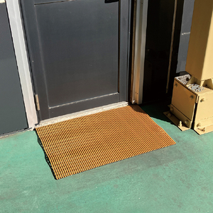 安全スノコマット　450×750mm　ベージュ ／ 樹脂製 下駄箱 お風呂場 ベランダ テラス 樹脂製マット 高耐久 ソフトな感触 素足にやさしい 水はけ 水回りにも最適 千葉県