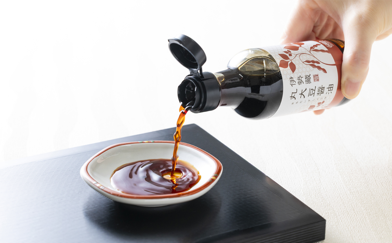 プラスティックやステンレスの桶とは異なる、「百年木桶」ならではの味わいを。創業100年以上続く、希少な木桶仕込みの伊勢藏醤油3点セット（丸大豆醤油900ml、グルテンフリーだいず醤油900ml、白醤油