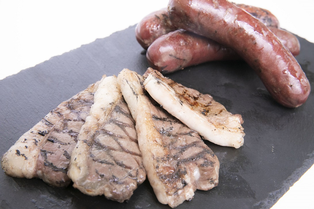 
                  029-0403 エゾシカ 鹿肉 加工品4点セット （ 肩ローススライス エゾ鹿ジャーキー スモークハムか生ハムのいずれか ソーセージかベーコンのいずれか ） 北海道 鷹栖町 ロース もも肉 使用 高たんぱく 低脂肪 山恵 鹿肉 ジビエ
                