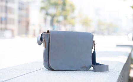 シンプルな本革メッセンジャーバッグ（B5サイズ）全5色 ファッション カバン  レンガ