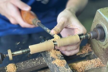 【樹齢千年以上生きた長寿の木　屋久杉】屋久島産／職人が持ちやすさにこだわった無垢ボールペン（黒）・ストレートタイプ（芯1.0mm）1本