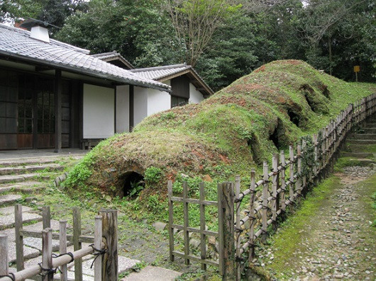 中里太郎右衛門陶房敷地内にある国定史跡の御茶盌窯跡