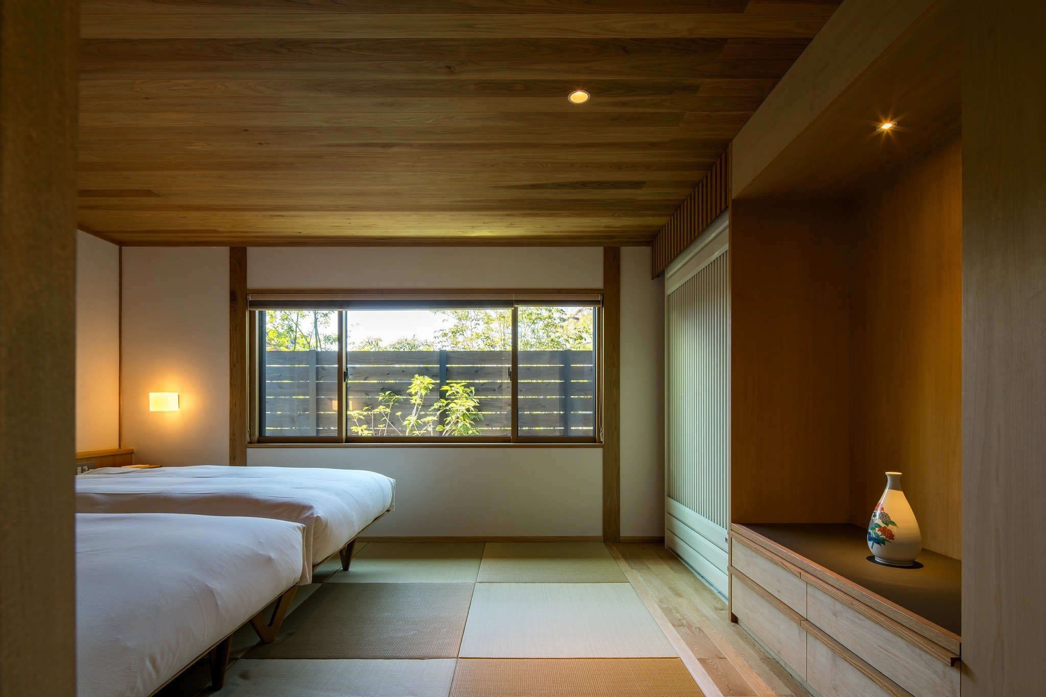 ベッドはスプリングを使用しておりません。そのため体に帯電せず、ぐっすりとお休みいただけます。