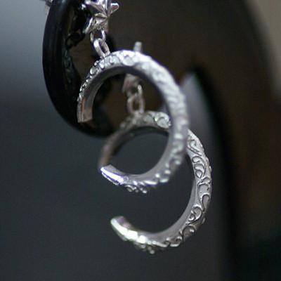 ふるさと納税 阿智村 三日月と星の唐草ピアス |  | 02