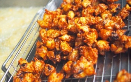 ピリ辛いかげそ揚げ 1kg | ピリ辛 いかげそ揚げ すり身入り おつまみ かまぼこ風 七味唐辛子入り 魚 旨み 貴千 いわき市 ふるさと納税 | AB011