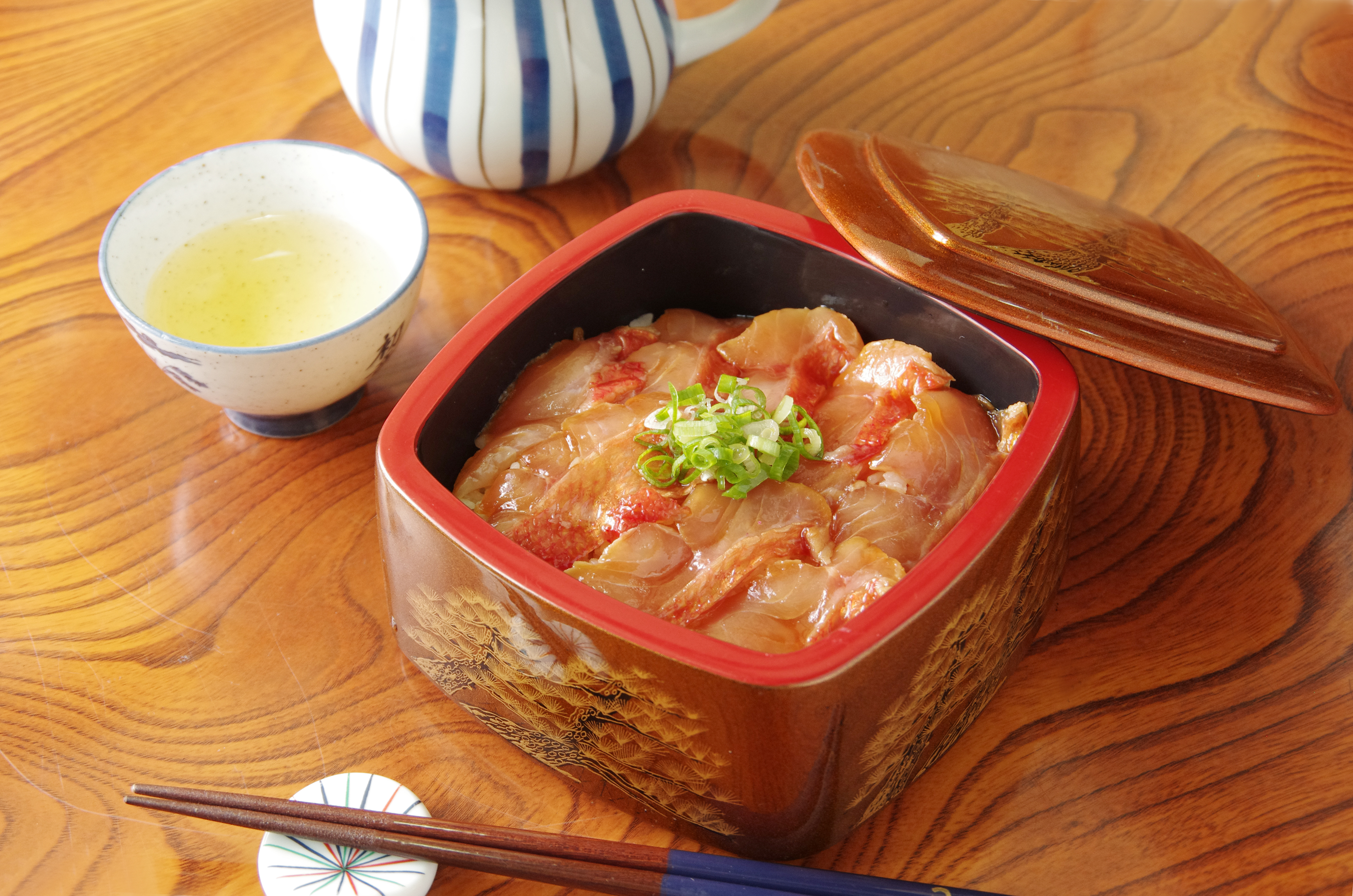 板前特製たれ仕込み！初音の旬の魚の漬け丼２セット【１２回定期便】_冷凍 調理済み 時短 湯せん お弁当 個包装 惣菜 小分け 子供 簡単調理 お取り寄せ 人気 湯煎 お湯ぽちゃ レトルト 温めるだけ