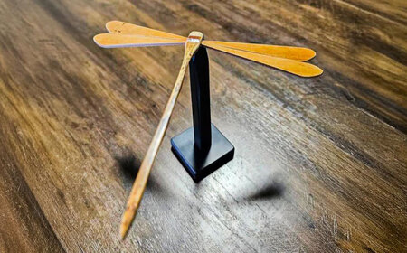 百年煤竹 トンボ細工（大）土台付き 竹細工 サステナブル 古材活用 工芸品 インテリア 島根県雲南市/株式会社CRAFT奥出雲[AIAP005]