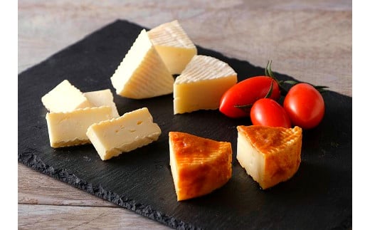 なかさつないカマンベール、田楽みそ漬けカマンベールに中札内産トマトを添えて。