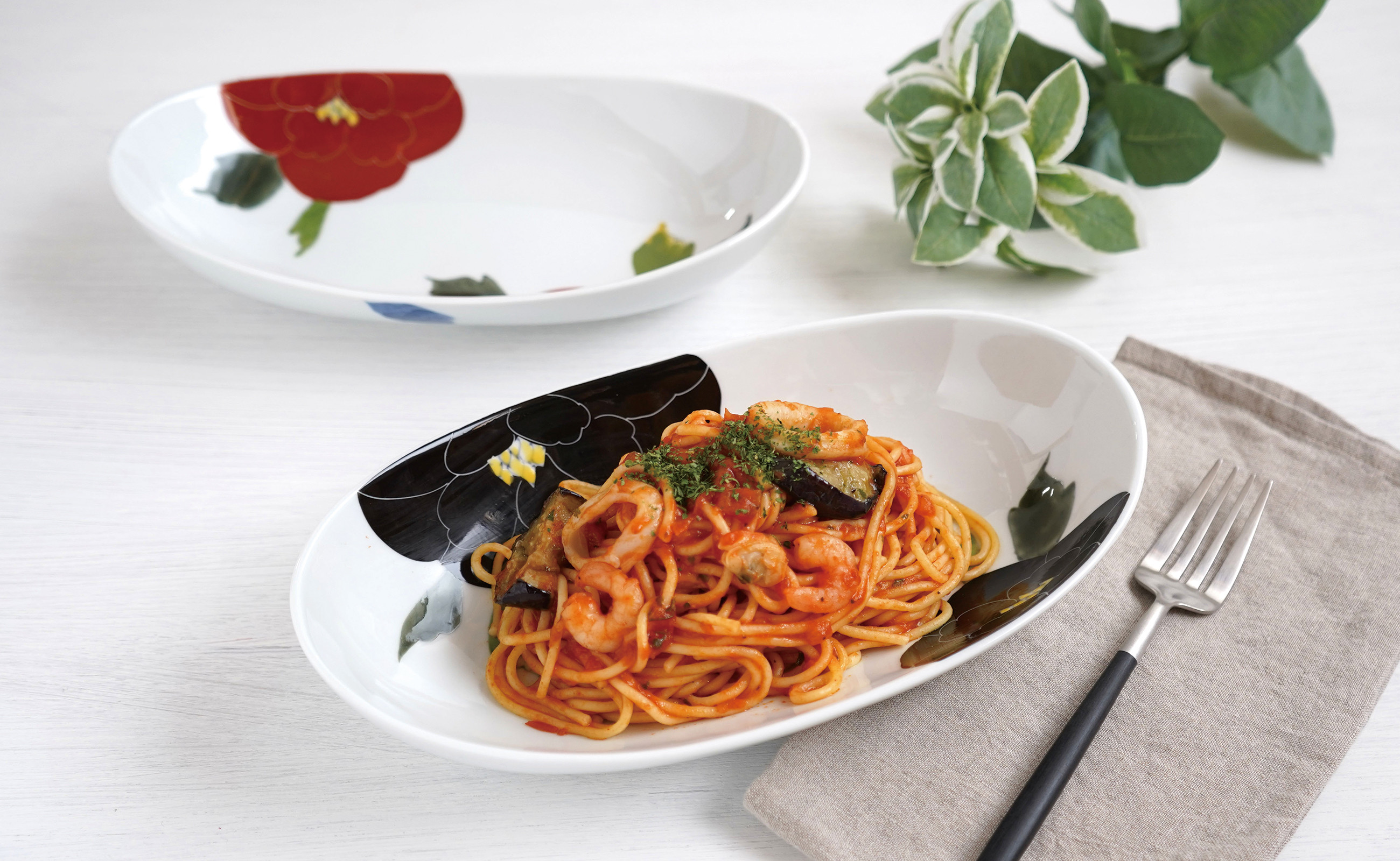 
                  有田焼 赤牡丹・黒牡丹 楕円カレー皿 2枚セット【 泰山 】牡丹 ぼたん 赤 黒 カレー パスタ 煮物 器 食器 A50-321
                