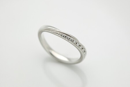 U字ラインの上品なプラチナダイヤモンドリング　FRU207L-D8