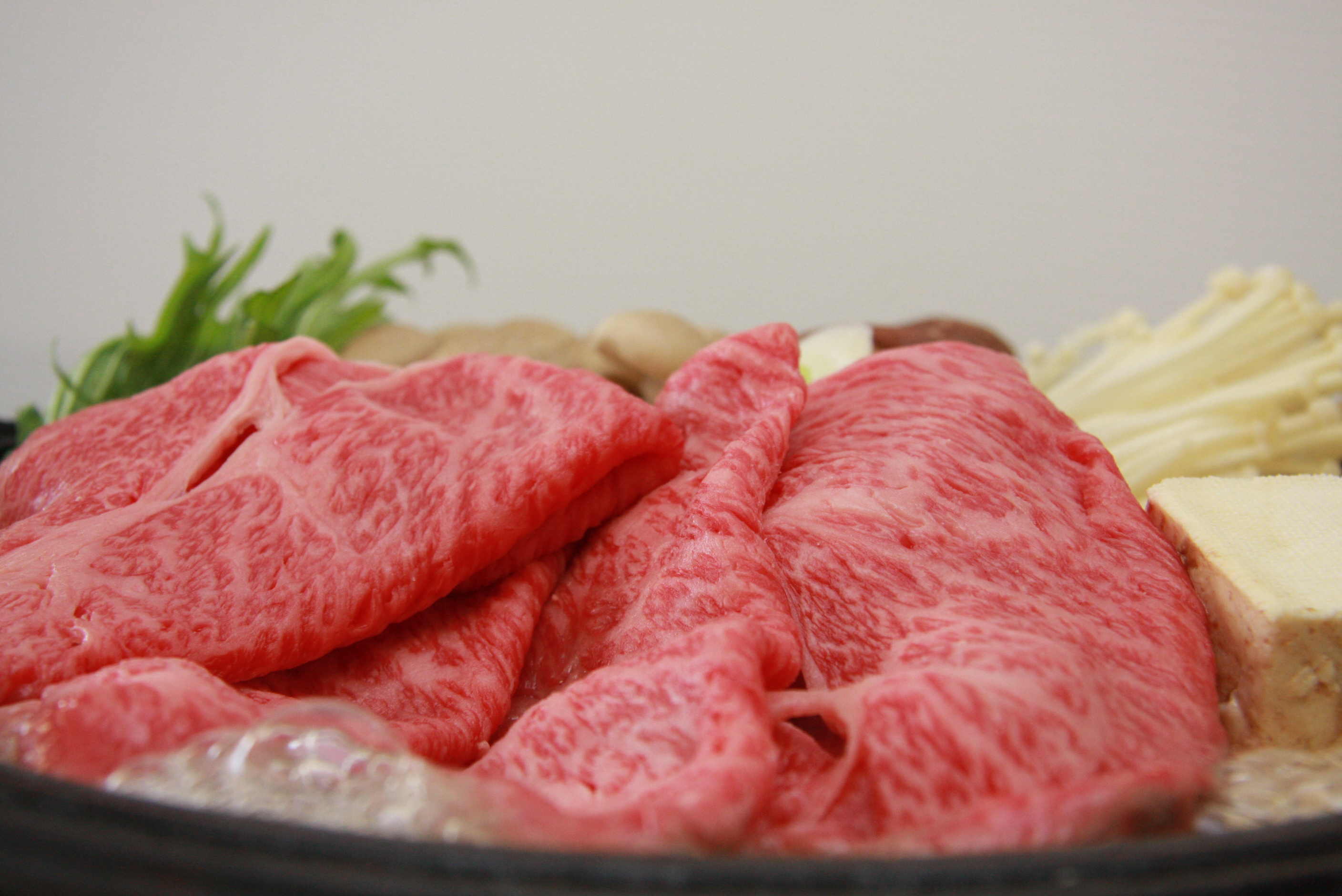 奥出雲和牛肩ローススライス900g【牛肉 霜降り すきやき 肩ロース しまね和牛 黒毛和牛 贈答用 冷蔵 チルド 日時指定 Ｂ-1】