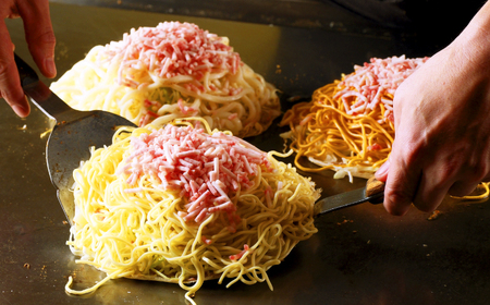 No.1176 【2ヵ月毎定期便　全6回】備後 府中焼き 麺くらべセット（3枚入り） ／ お好み焼き 広島焼き 重ね焼き 総菜 ご当地 グルメ そば肉玉 辛麺肉玉 うどん肉玉 ミンチ肉 カープソース 