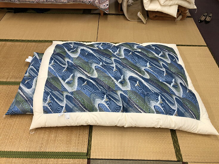 【ふるさと納税】中級もめん綿入り布団 2枚 掛敷セット（お客様用に最適）向かい鶴柄 日本製 ふとんのワタセ 御中元 お中元