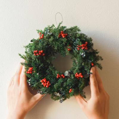 ふるさと納税 山梨市 【クリスマスセット】プリザーブドフラワーのクリスマスリースとぶどうのシュトーレンセット |  | 01