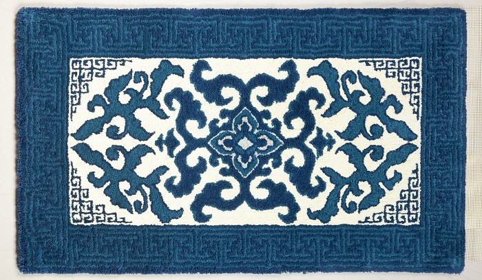 ②(鍋島緞通 [手刺繍] 花菱龍唐草縁まんじ文 玉子地)