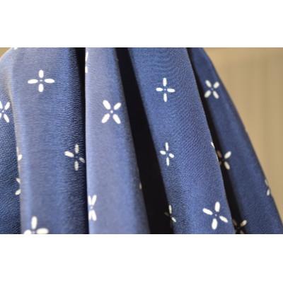 ふるさと納税 長浜市 浜ちりめんシルク100%の洗濯機でも洗えるシルクスカーフ(53×53)Navy-クロス柄 |  | 03