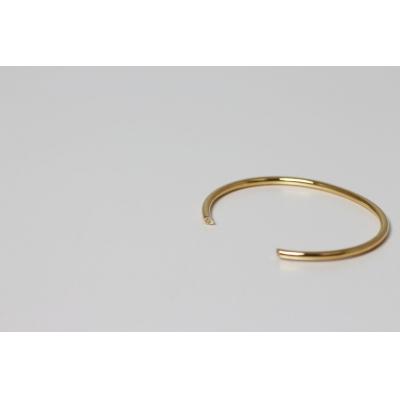 ふるさと納税 甲府市 K18イエローゴールドダイヤモンドバングル/こぼれる輝き Dia0.05ct / K18-B005 |  | 01