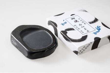 雨畑真石硯（縦約12ｃｍ　横約11ｃｍ　厚さ2ｃｍ）