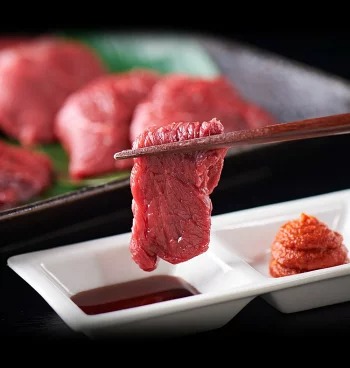 【定期便3ヶ月】国産 馬刺し ロース 3人前（約200g）大久保商店（自家製にんにく辛子味噌付き）冷蔵発送 ｜ ばさし 馬 馬刺し 馬肉 本格 自家製 味噌 ※沖縄・離島への配送不可_イメージ4