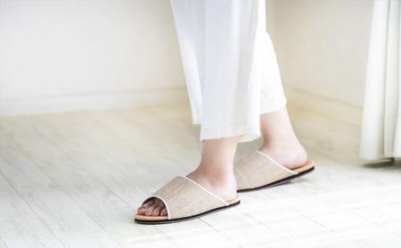 ルームシューズの理想形。天然素材、静音性、高反発クッションで足にやさしい、コルクでむれにくい、綿や麻の素材で、春夏らしいデザイン。「バークオブケイ」コルクルームシューズ爽（Made in Japanの
