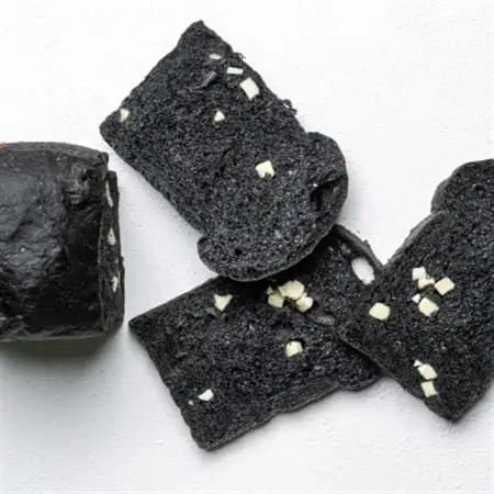 お餅のような食べ応え!竹炭を使用した”真っ黒な”竹炭食チーズ食パン(半斤)【配送不可地域：離島・北海道・沖縄県・四国・九州】【1474491】