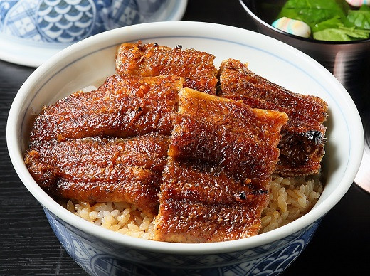 至福の味わい‼炭焼きうな丼　焼きたて熱々の鰻をご飯にのせて