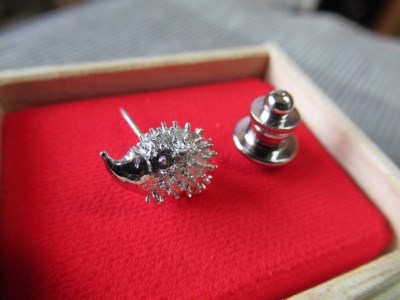 1.5-9-17　「ハリネズミ」ピンブローチ