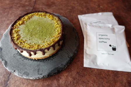 有機抹茶＆ピスタチオのRawケーキ4号(DRIP coffee付) お菓子 おかし スイーツ お取り寄せ お取り寄せスイーツ お土産 洋菓子 食品 食べ物 ギフト プレゼント 贈り物 冷凍配送 冷凍食