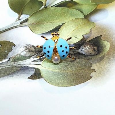 ふるさと納税 伊勢市 真珠ピンクブローチ・てんとう虫(水色)(淡水本真珠・ボタン)　2111 |  | 03