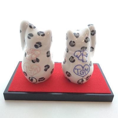 ふるさと納税 能美市 九谷LOVE招き猫(中)「チューゆっきー&チューゆきお」台・敷物付き |  | 01