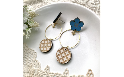 水色桔梗と七宝柄のお守り耳飾り(ピアス) ふるさと納税 水色桔梗 耳飾り ピアス 七宝焼き 真鍮 木製 木彫り 高彫り 木工  木製品 オーダーメイド 京都府 福知山市 京都 福知山  ふるさと 奥京