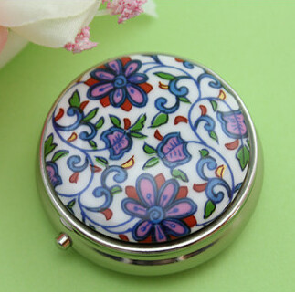 二宮閑山 有田焼ピルケース 花唐草紋様 A12-216