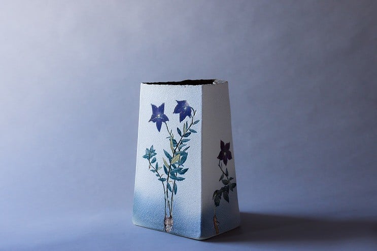 
                  23-205　網田蒼土窯　桔梗文花瓶　共箱　熊本県伝統的工芸品
                