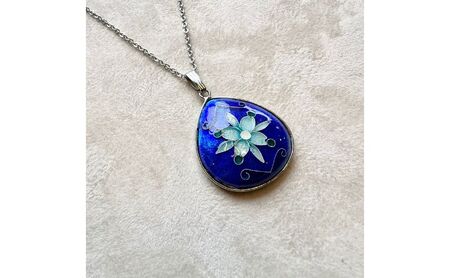 七宝焼ネックレス雫型《ラ・フルール》アクセサリー ジュエリー ネックレス ペンダント 装飾 工芸 工芸品 伝統工芸 伝統 七宝 七宝焼き しっぽうやき 焼き物 受注生産 職人技 職人芸 作品 工芸作品 芸術作品 ご褒美 上品 華やか 花 フラワー 植物