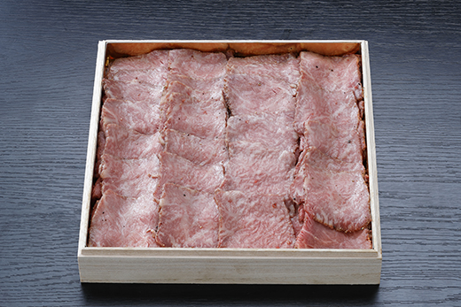 【京料理宮前】生産牧場指定近江牛ローストビーフ300g付おせち料理　二段重　4名様用　【令和8年12月18日まで受付】【DM11W1】（滋賀県　近江八幡市）