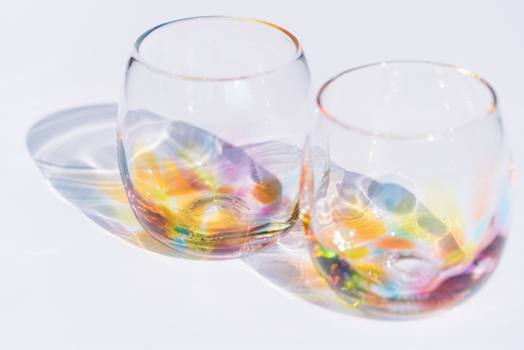 色ガラスの入り方は一点一点異なります。
全く同じものはご用意することは出来兼ねます。
一点物として出会いをお楽しみください。