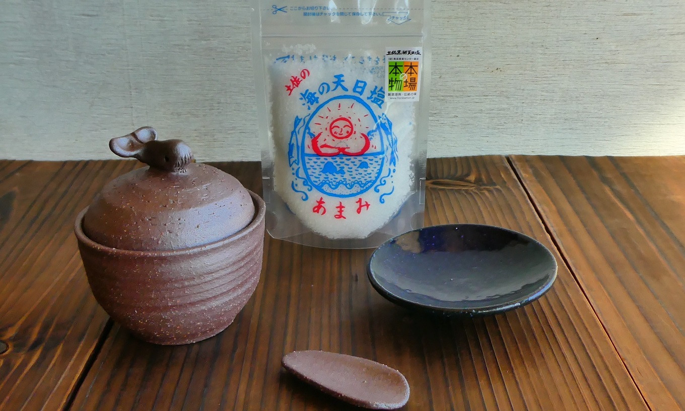 
            クジラ の 塩壷 と 塩さじ と 豆皿 の セット（ 土佐 の海の 天日塩 「あまみ」 1袋付き）［1655］
          