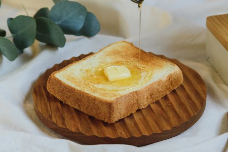 トーストを美味しく食べる木のパン皿（波乗りパン皿）サイズ200《直径200×厚み18（mm）》天然木 山桜 亜麻仁油 食器用洗剤OK 加茂市 朝倉家具