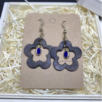 ふるさと納税 土佐清水市 鹿革と瑠璃のピアス(梅花中空)革小物 レザーアクセサリー フックピアス ラピスラズリ 14KGF金具 |  | 01