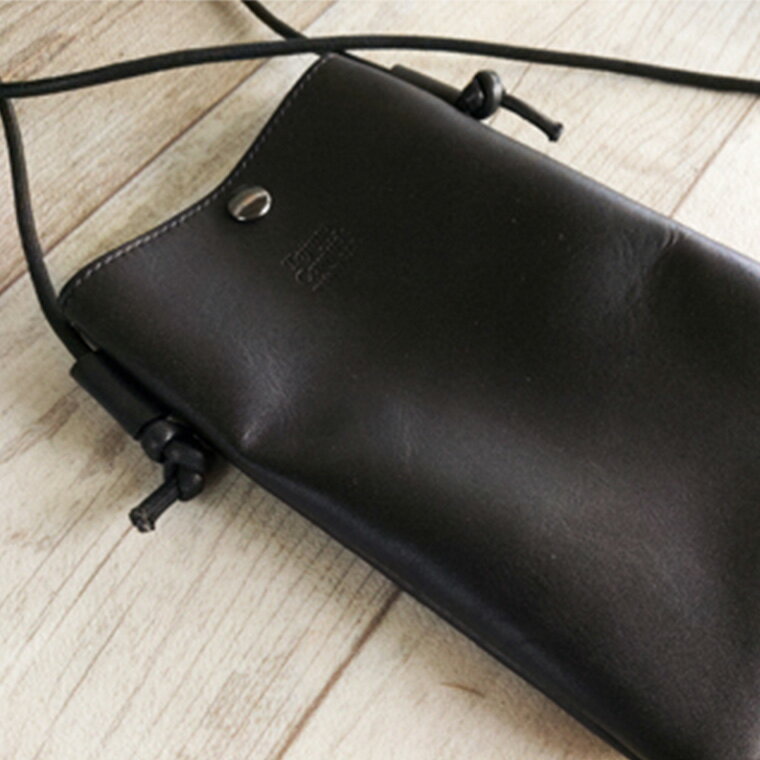 【ふるさと納税】Tajima Cowhide スマホポーチ / ポーチ 大きめサイズ ブラック グリーン 牛革 軽量 経年変化 但馬牛 タジマカウハイド かばん カバン バッグ 鞄