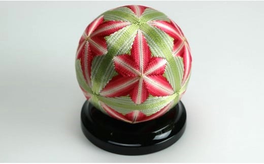 【加賀花てまり】（しゃくなげ）花てまり・大［黒塗台］  | 雑貨 日用品 インテリア 置物 オブジェ 和風 和雑貨 手まり 金沢 伝統工芸 手作り 装飾品 デコレーション 和風インテリア ギフト プレゼント クラフト ホームデコ 花てまり 文化 工芸品 人気 おすすめ 送料無料 石川 金沢 加賀百万石 加賀 百万石 北陸 北陸復興 北陸支援