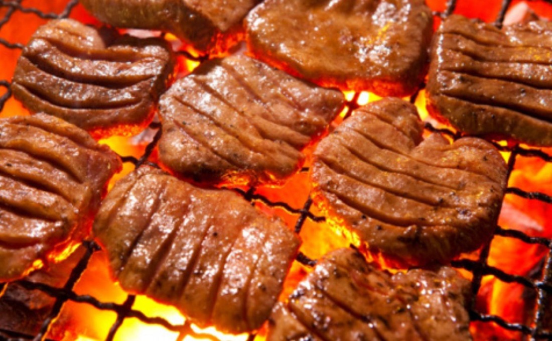 ＜定期便＞厚切り牛タン焼肉（胡麻風味）【定期便3ヶ月】	牛タン 牛たん タン肉 厚切り 胡麻油 ごま油 ゴマ油 焼肉 焼き肉 切り落とし カット済み お取り寄せ タン先 タン中 タン元 簡単料理 キャンプ 人気 厚切り牛タン 焼き肉 牛タン 焼肉牛タン ごま風味 ゴマ風味 胡麻風味 BBQ 四日市