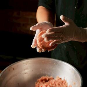 【毎月定期便】チーズハンバーグ(生)12個×2　玉ねぎソース150g、デミグラスソース250g全2回【配送不可地域：離島】【4080192】