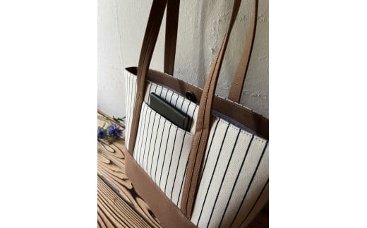 【2026年6月上旬発送開始】【 AKIRA オリジナル】【マツコの知らない世界 で紹介されました！】 中型レディストートバッグ ショルダータイプ ストライフ?×薄茶テ?ニム 軽量 軽い 日本製 キャ