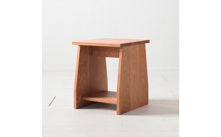 座面の下にモノが置けるシェルフスツール チェリー無垢材 ベンチの他に花台やステップ、ベッドサイドテーブルとしても使えます