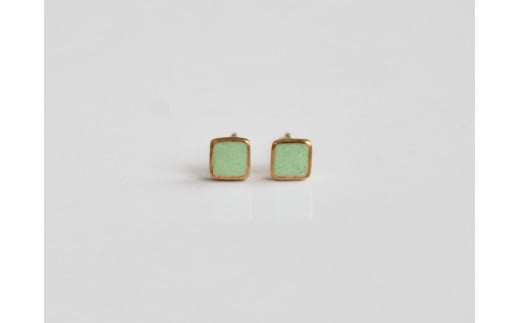 ピアス K18 ミントグリーン 七宝 | ゴールド ピアス ゴールドピアス ポイントピアス Point pierce 七宝ピアス 緑 ミント グリーン green 四角 スクエア アクセサリー 七宝 七宝焼き 18金 ジュエリー 上品 レディース 装飾 クリスマス 入学祝い 結婚記念日 記念日 お祝い 誕生日 ギフト 贈答 作家 作品 手仕事 伝統工芸 Kenichi Kondo 埼玉県 北本市