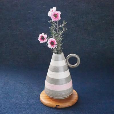 ふるさと納税 東峰村 リング一輪挿し・ミニ花瓶(小石原焼マットピンク)高さ約9cm、山桜の花台付 |  | 01