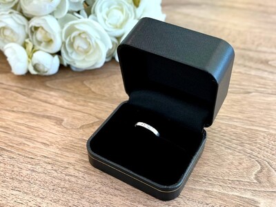 イキイキと伸びる樹が彫り込まれたプラチナダイヤリング FRU043L