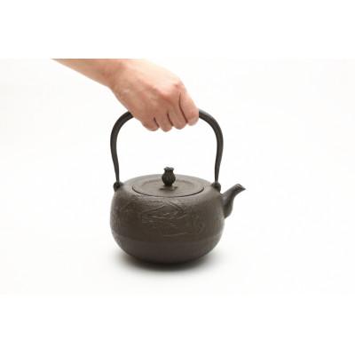 ふるさと納税 奥州市 南部鉄器 鉄瓶 丸竜1.4L【岩戸賢一郎 作】[Y0111] |  | 01