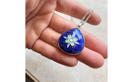 七宝焼ネックレス雫型《ラ・フルール》アクセサリー ジュエリー ネックレス ペンダント 装飾 工芸 工芸品 伝統工芸 伝統 七宝 七宝焼き しっぽうやき 焼き物 受注生産 職人技 職人芸 作品 工芸作品